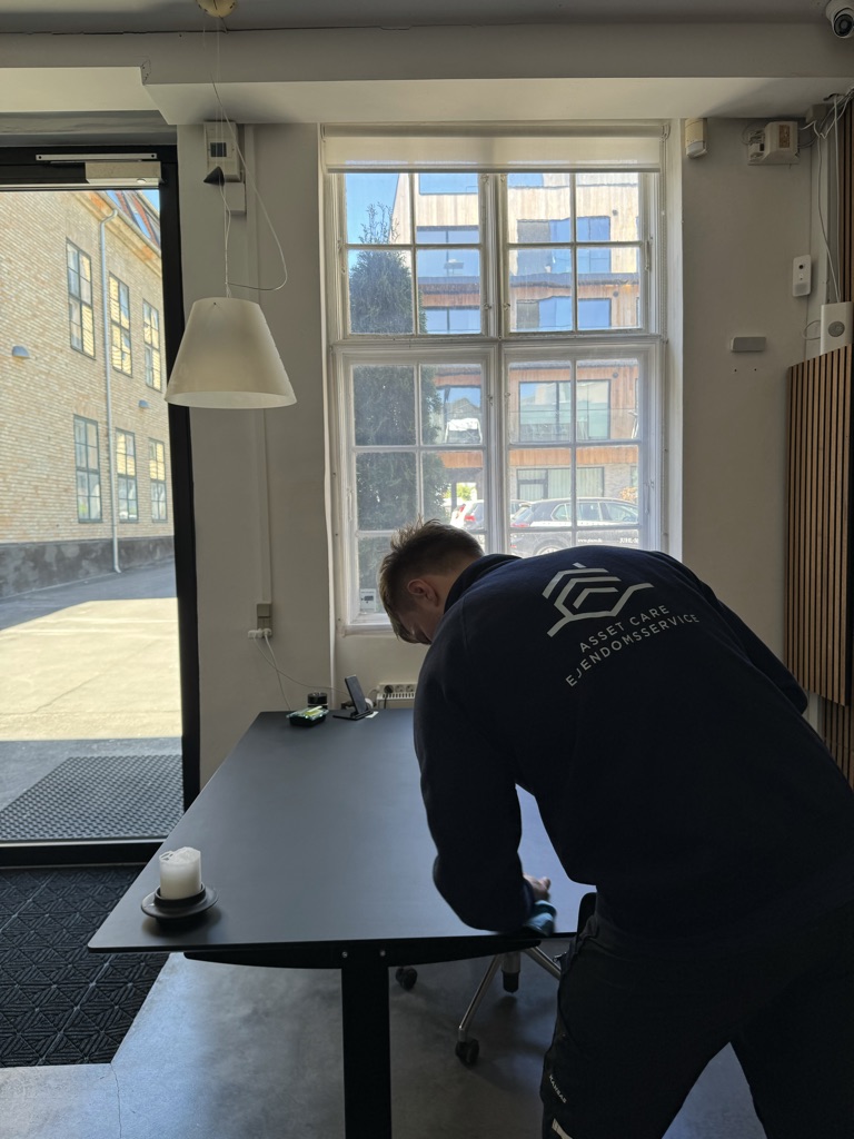 Alliance Rengøring medarbejder tørre bord af