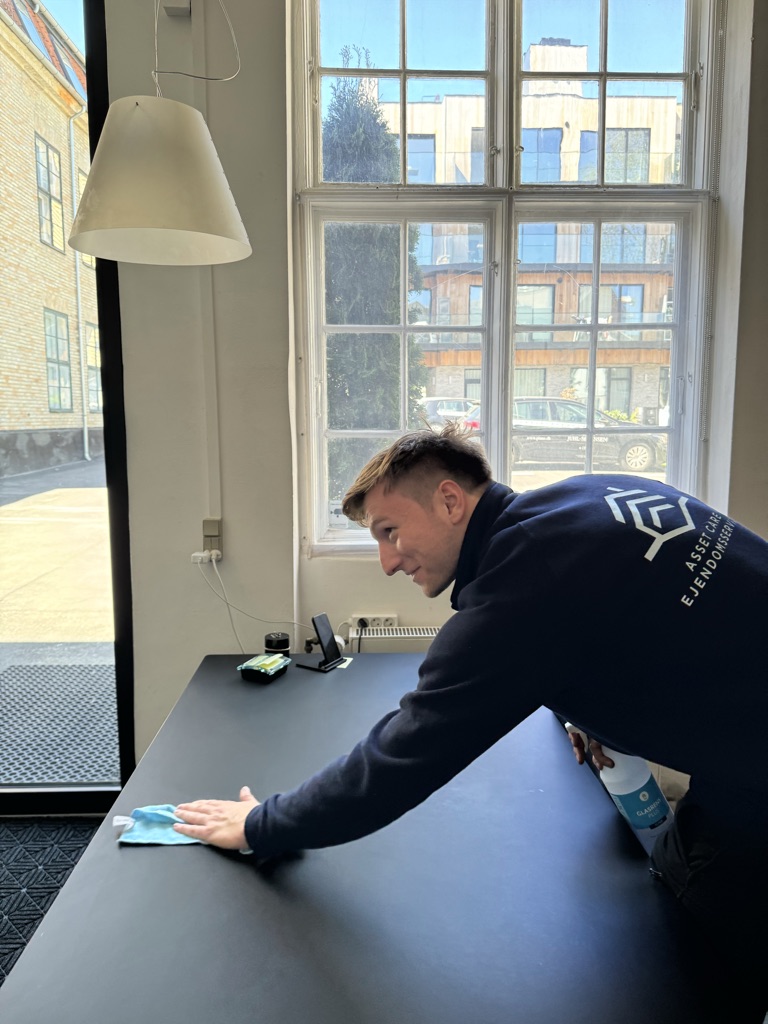 Jacob fra Assetcare gør rent
