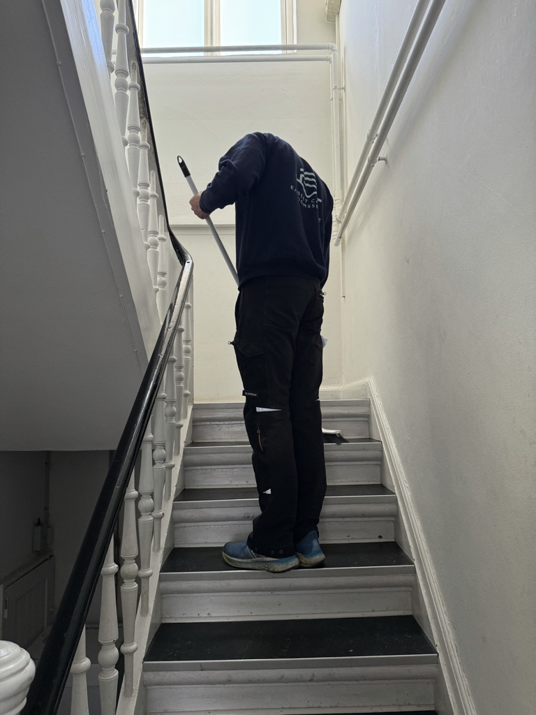 Assat Care medarbejder vasker trapper